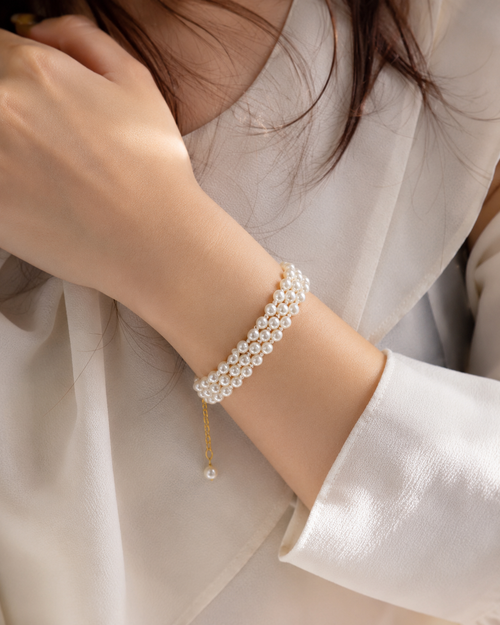 Delicate looped pearl bracelet